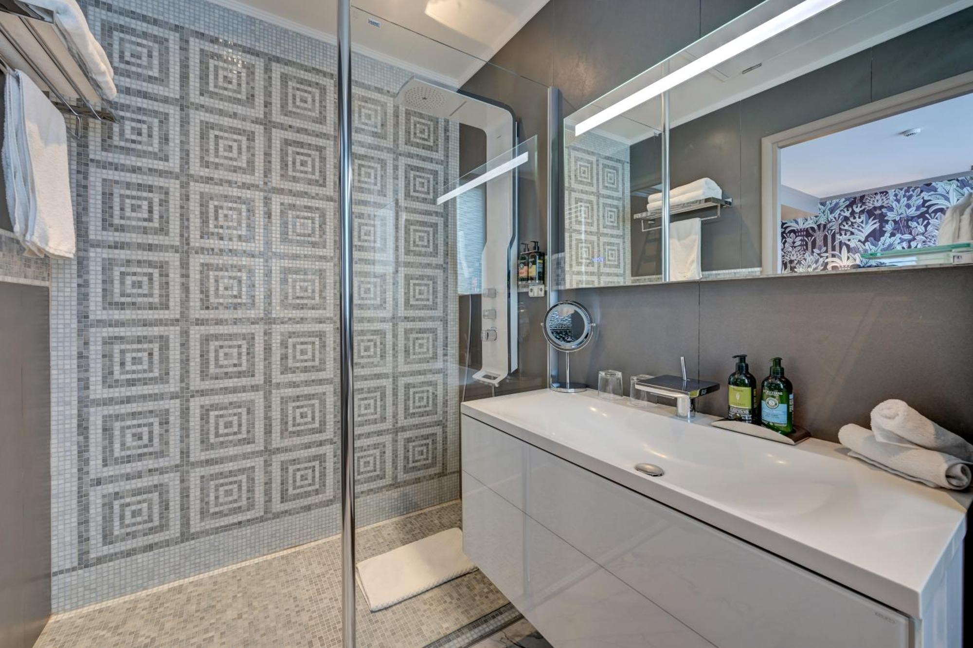 Deluxe Double or Twin Room City View